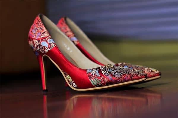 梦见穿女人鞋是什么意思 梦见穿女人鞋是什么意思