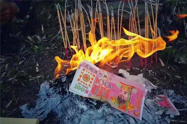 梦见别人烧纸是什么意思 梦见别人烧纸是什么意思