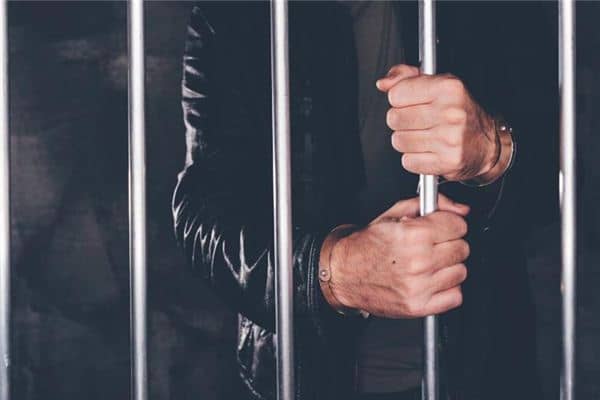 梦见冤枉入狱是什么意思 梦见冤枉入狱是什么意思