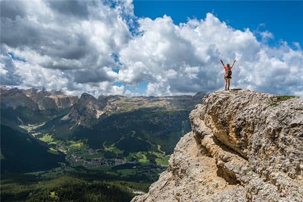 梦见爬上山顶是什么意思 梦见爬上山顶是什么意思