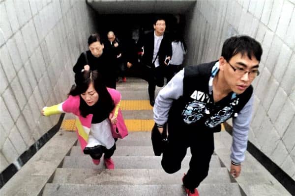 梦见着急赶路是什么意思 梦见着急赶路是什么意思