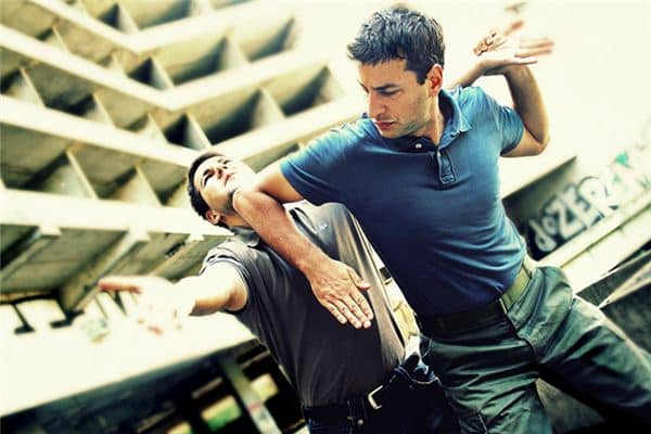 梦见同事打架是什么意思 梦见同事打架是什么意思