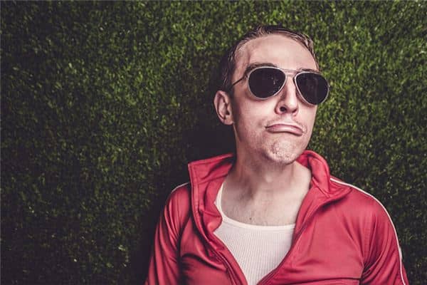 梦见装疯卖傻是什么意思 梦见装疯卖傻是什么意思