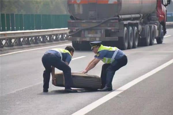 梦见车轱辘掉了一个 梦见车轱辘掉了一个