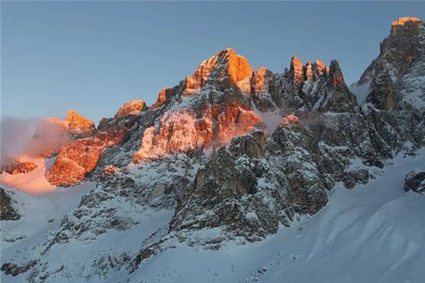 梦见金山放光是什么意思 梦见金山放光是什么意思