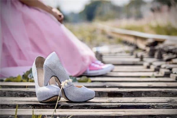 梦见鞋跟掉了是什么意思 梦见鞋跟掉了是什么意思