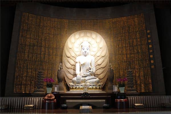 梦见佛像发光是什么意思 梦见佛像发光是什么意思