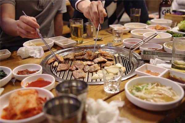 梦见和别人吃饭是什么预兆 梦见和别人吃饭是什么预兆