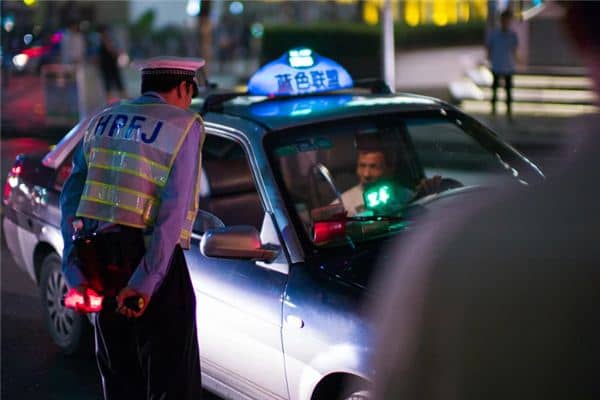 梦见交警查车是什么意思 梦见交警查车是什么意思