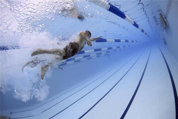 梦见水里游泳是什么意思 梦见水里游泳是什么意思