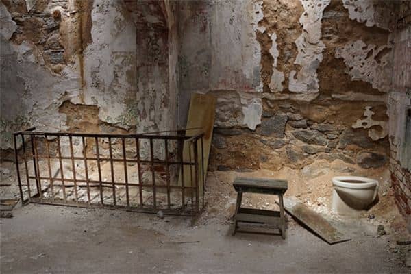 梦见掉进粪坑是什么意思 梦见掉进粪坑是什么意思