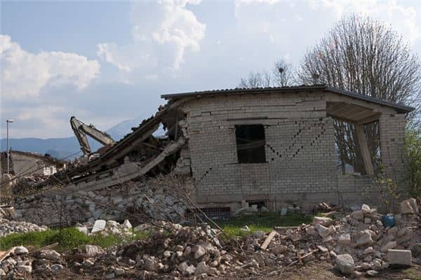 梦见房屋倒塌无人受伤 梦见房屋倒塌无人受伤