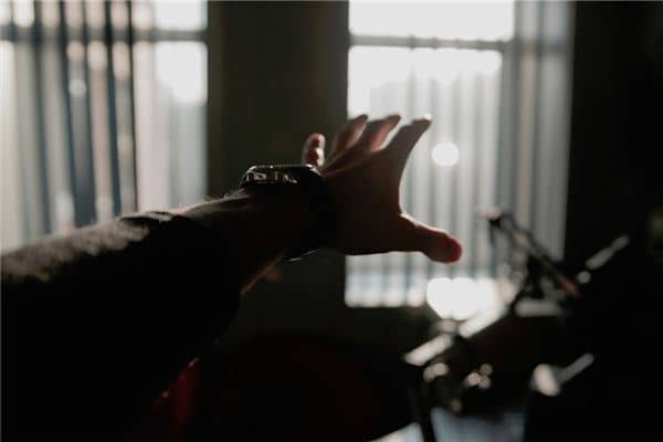 梦见有人抓我是什么意思 梦见有人抓我是什么意思