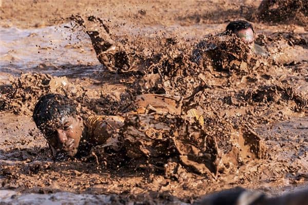 梦见掉到烂泥是什么意思 梦见掉到烂泥是什么意思