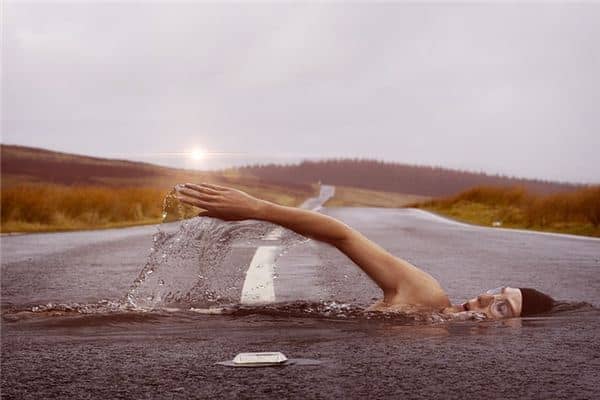 梦见在水里面是什么意思 梦见在水里面是什么意思