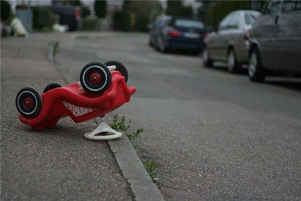 梦见别人翻车人没事是什么意思 梦见别人翻车人没事是什么意思