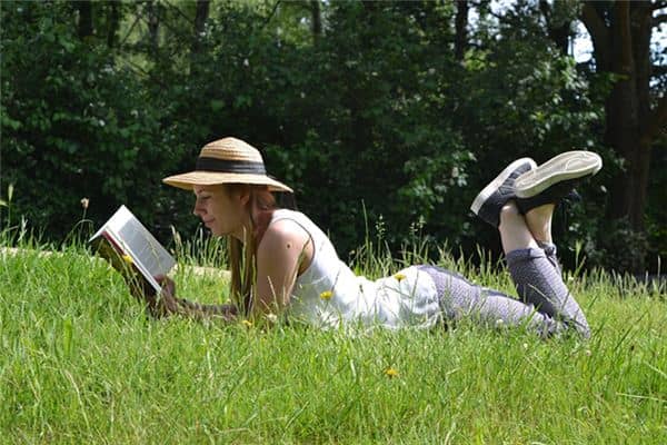 梦见别人看书是什么意思 梦见别人看书是什么意思