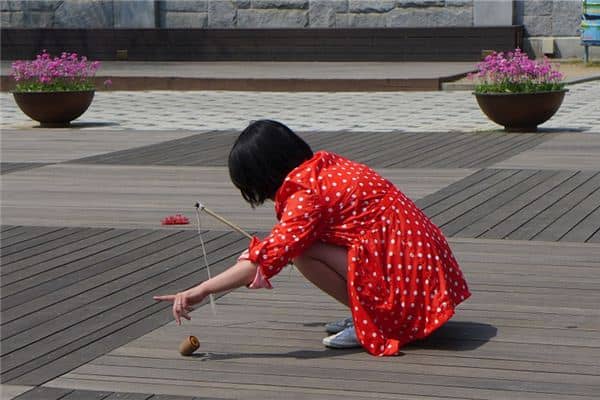 梦见红衣女子是什么意思 梦见红衣女子是什么意思