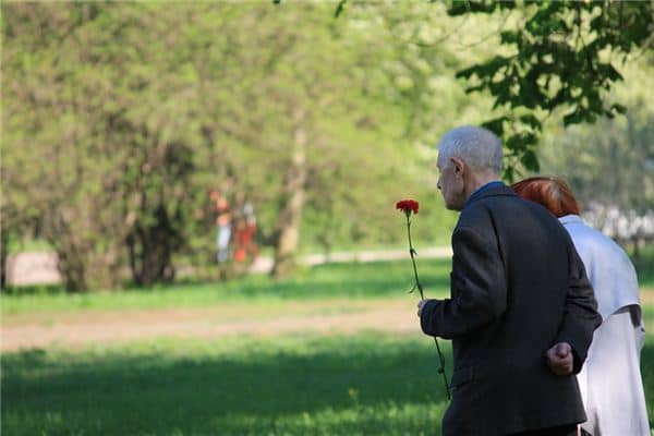 梦见已故的爷爷
