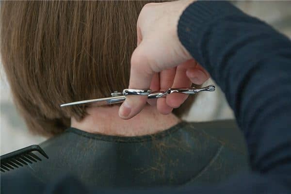 梦见剪了头发是什么意思 梦见剪了头发是什么意思