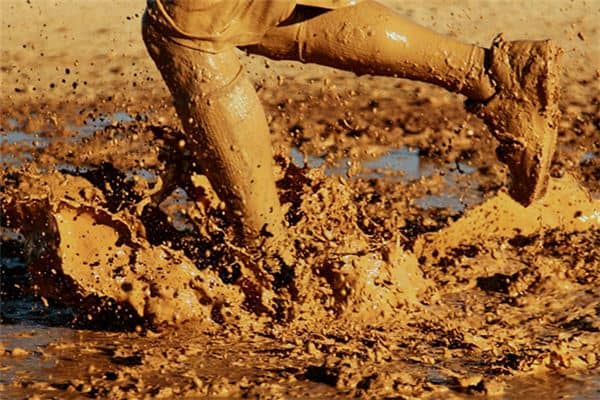 梦见在泥里走是什么意思 梦见在泥里走是什么意思