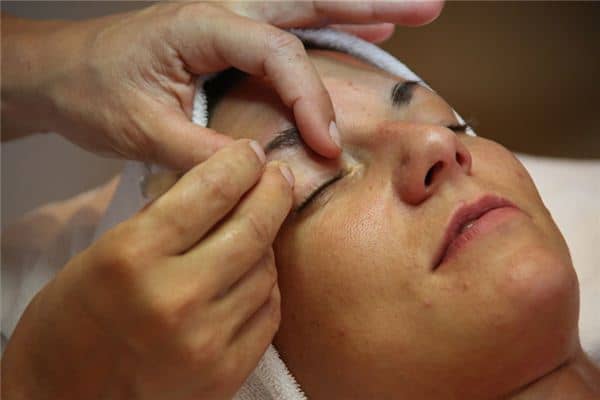 梦见修眉毛有是什么意思 梦见修眉毛有是什么意思