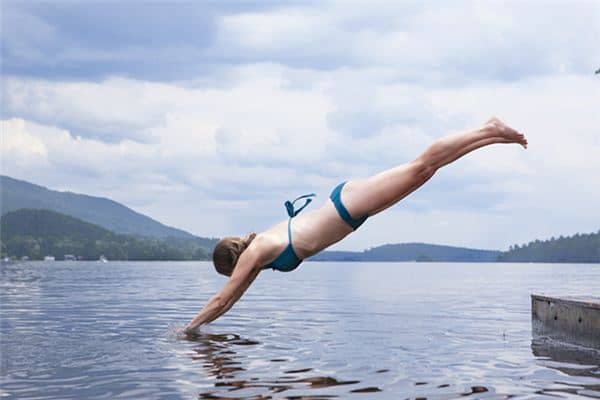 梦见跳到水里是什么意思 梦见跳到水里是什么意思