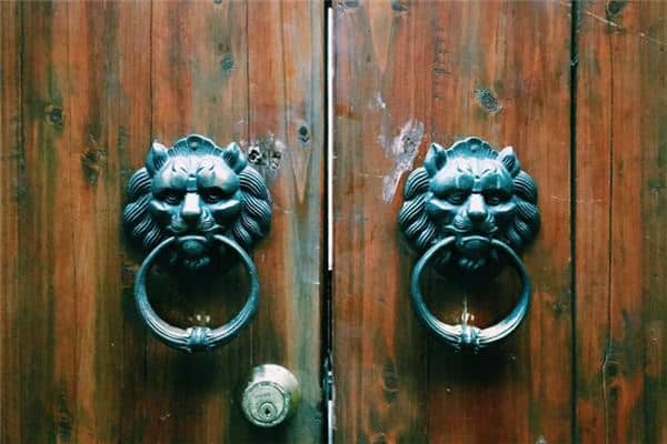 梦见门外有人是什么意思 梦见门外有人是什么意思