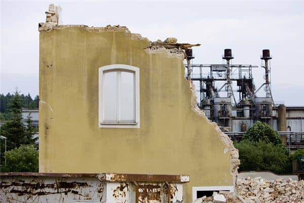 梦见墙向外倒是什么意思 梦见墙向外倒是什么意思