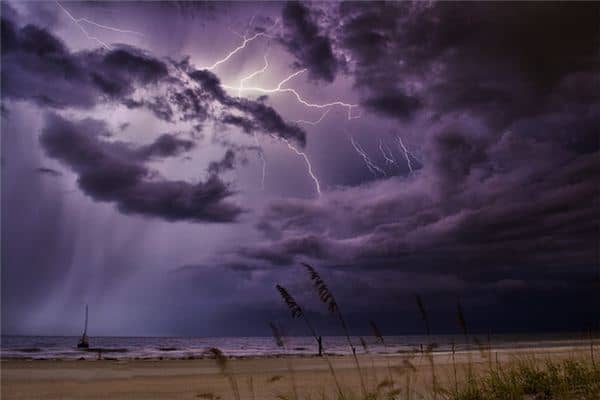 梦见雷电交加是什么意思 梦见雷电交加是什么意思