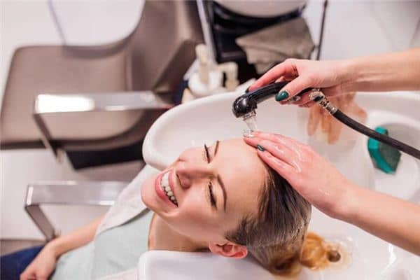 梦见女人洗头是什么意思 梦见女人洗头是什么意思