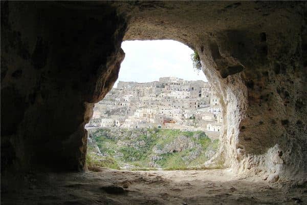 梦见窑洞漏水是什么意思 梦见窑洞漏水是什么意思