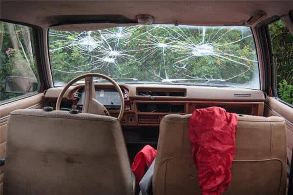 梦见汽车被砸是什么意思 梦见汽车被砸是什么意思