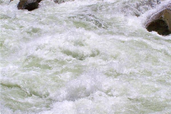 梦见河水暴涨是什么预兆 梦见河水暴涨是什么预兆