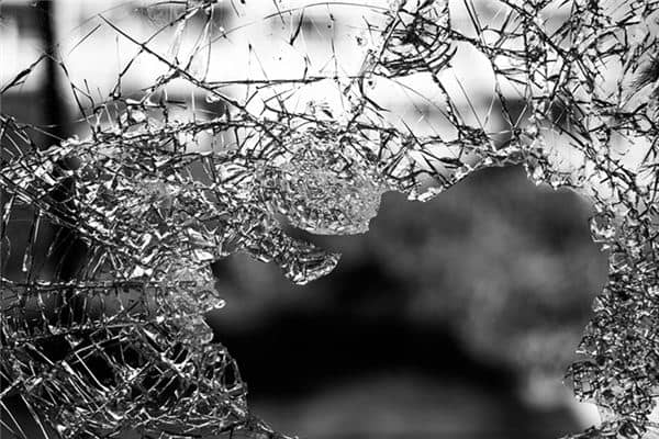 梦见打碎玻璃是什么意思 梦见打碎玻璃是什么意思