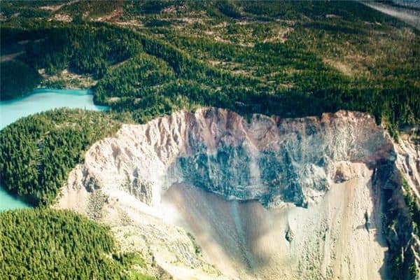梦见大山垮塌是什么意思 梦见大山垮塌是什么意思