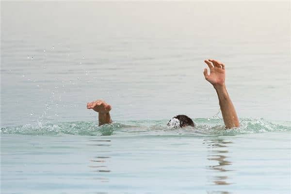 梦见掉入水里是什么意思 梦见掉入水里是什么意思