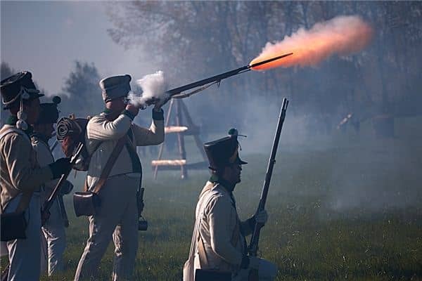 梦见拿枪打人是什么意思 梦见拿枪打人是什么意思