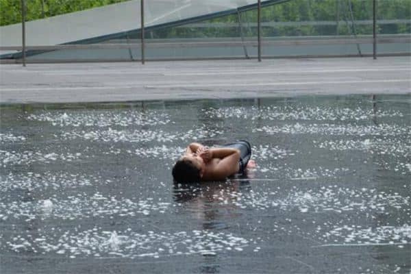 梦见睡在水里是什么意思 梦见睡在水里是什么意思