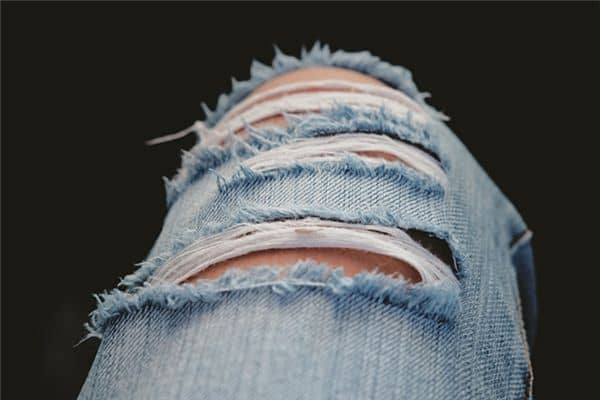 梦见穿破裤子是什么意思 梦见穿破裤子是什么意思