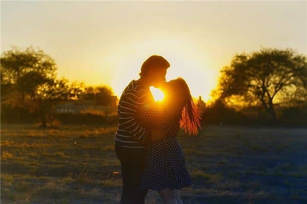 梦见被人强吻是什么意思 梦见被人强吻是什么意思