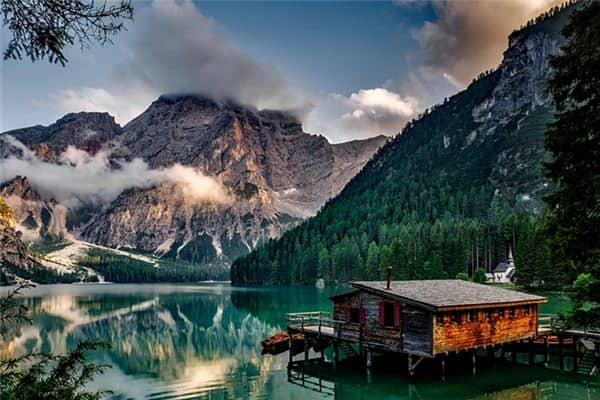 梦见青山绿水是什么意思 梦见青山绿水是什么意思