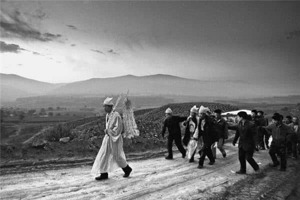 梦到别人戴孝是什么意思 梦到别人戴孝是什么意思