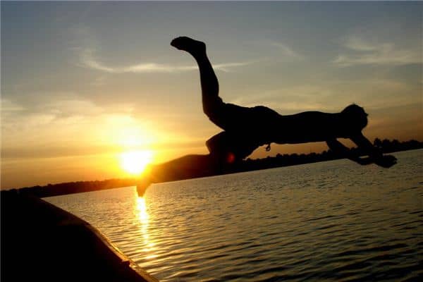 梦见有人跳河是什么意思 梦见有人跳河是什么意思