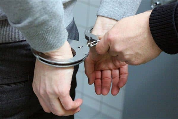 梦见朋友被抓是什么意思 梦见朋友被抓是什么意思