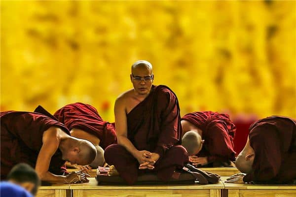 梦见跪拜死人是什么意思 梦见跪拜死人是什么意思