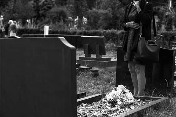 梦见别人抬死人是什么预兆 梦见别人抬死人是什么预兆