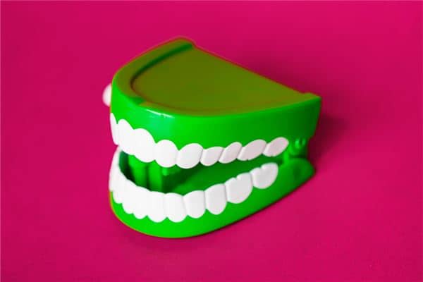 梦见门牙掉了是什么意思 梦见门牙掉了是什么意思