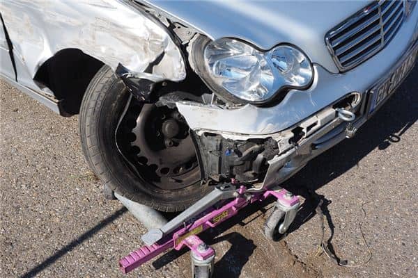 梦见车被撞坏是什么意思 梦见车被撞坏是什么意思