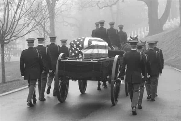 梦见别人家出殡的队伍 梦见别人家出殡的队伍